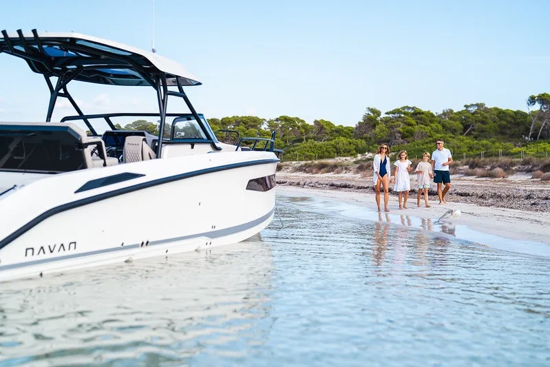 Familie mit zwei Kindern am Strand neben der NAVAN S30 bei einer Bootstour auf Ibiza mit Kindern