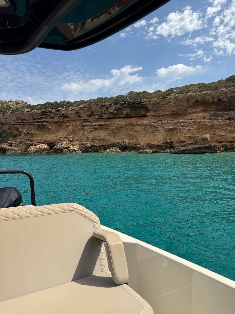 Uitzicht vanuit de kuip van de NAVAN S30 over een stille turquoise baai