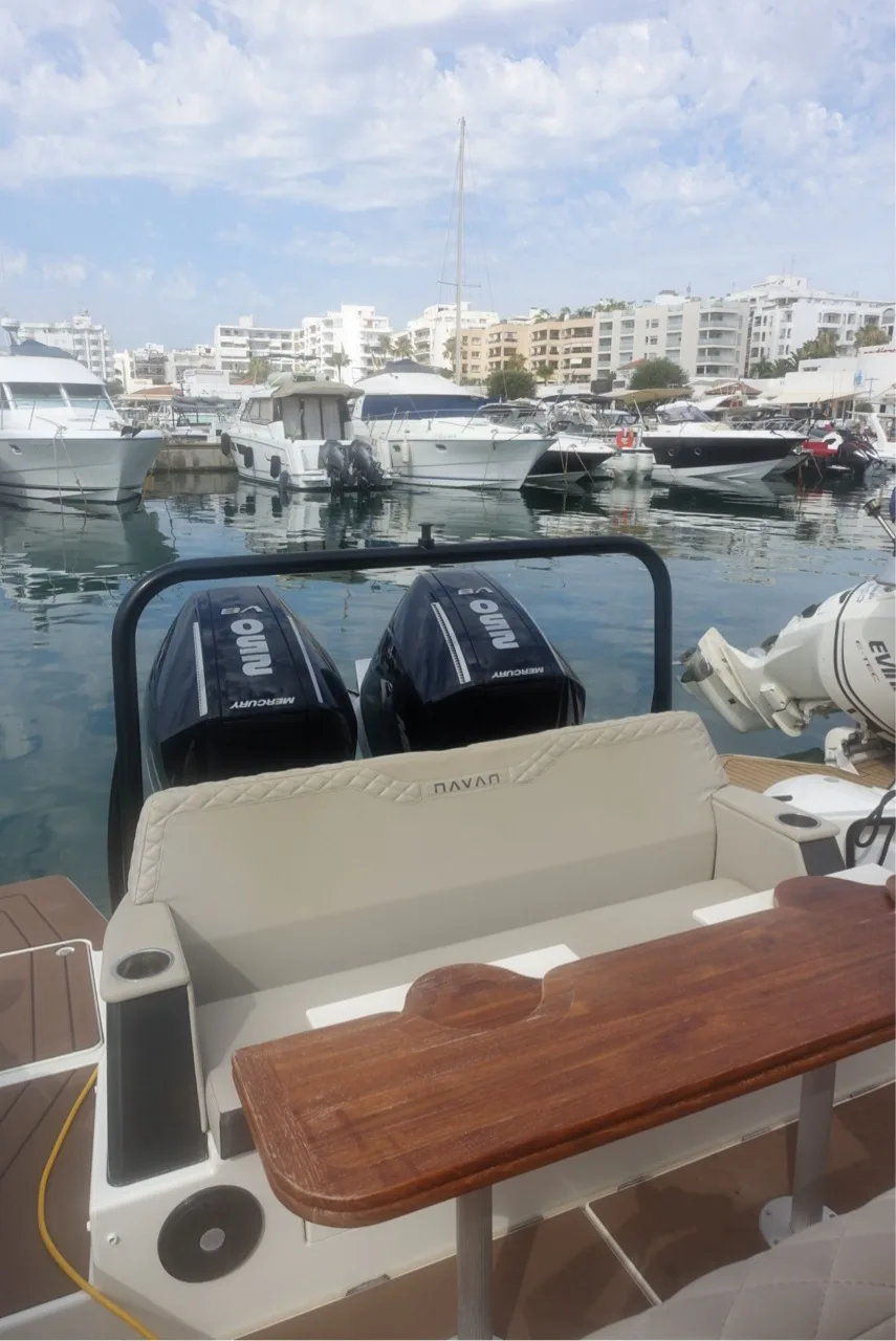 De NAVAN S30 aan de steiger in Marina Santa Eulalia, klaar om aan boord te stappen