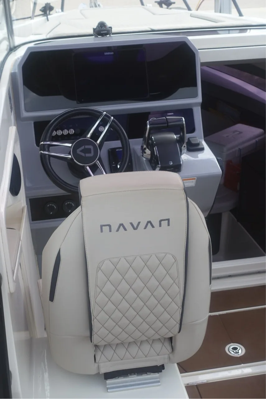 Steuerstand der NAVAN S30 mit Simrad-Kartenplotter, Sportlenkrad und Mercury-Gashebel